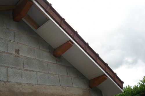 Sous-toiture en PVC, aluminium et acier pour débords de toit